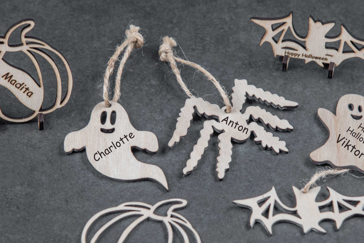 Personalisierte Halloweendeko als Anhänger und Aufsteller mit Gravur