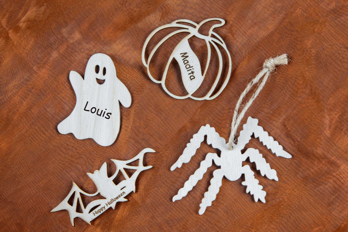 Personalisierte Halloweendeko als Anhänger und Aufsteller mit Gravur