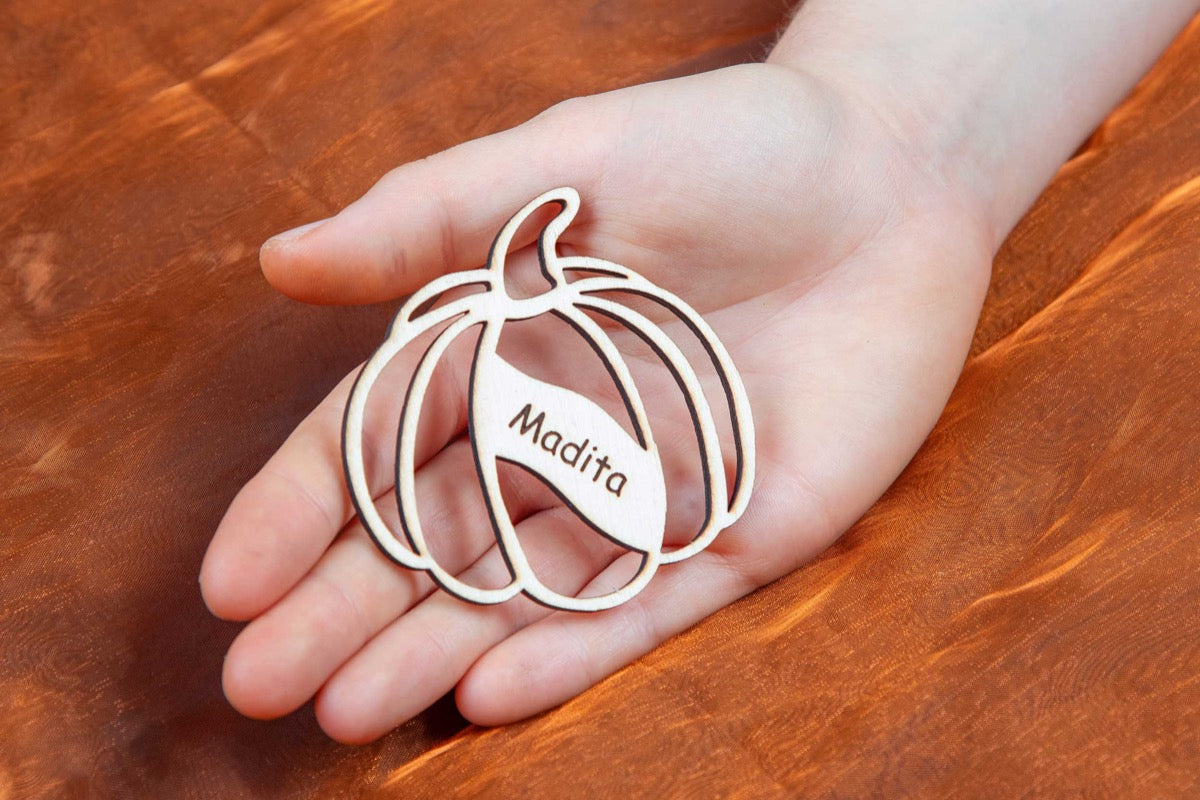 Personalisierte Halloweendeko als Anhänger und Aufsteller mit Gravur