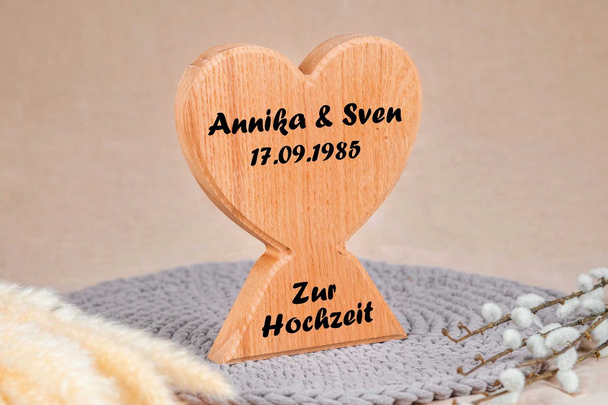 Hochzeitsgeschenk Holz Herz mit Gravur personalisiert - Herz Pokal