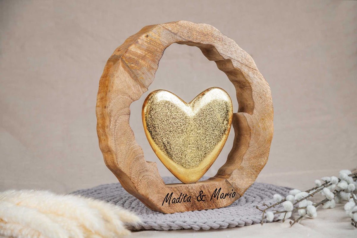 Hochzeitsgeschenk Herz im rustikalen Kreis mit Gravur personalisiert