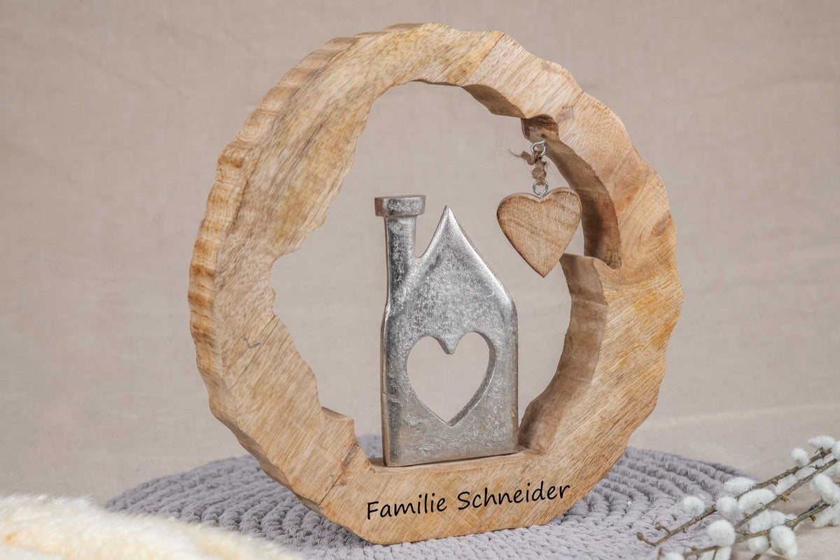 Einzugsgeschenk Haus im rustikalen Kreis mit Gravur personalisiert