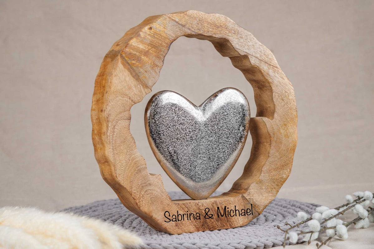 Hochzeitsgeschenk Herz im rustikalen Kreis mit Gravur personalisiert