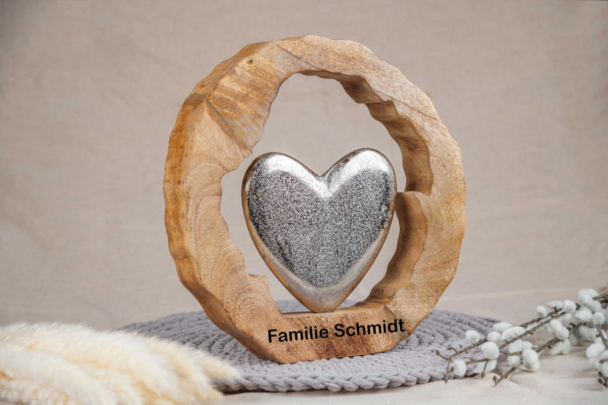 Hochzeitsgeschenk Herz im rustikalen Kreis mit Gravur personalisiert