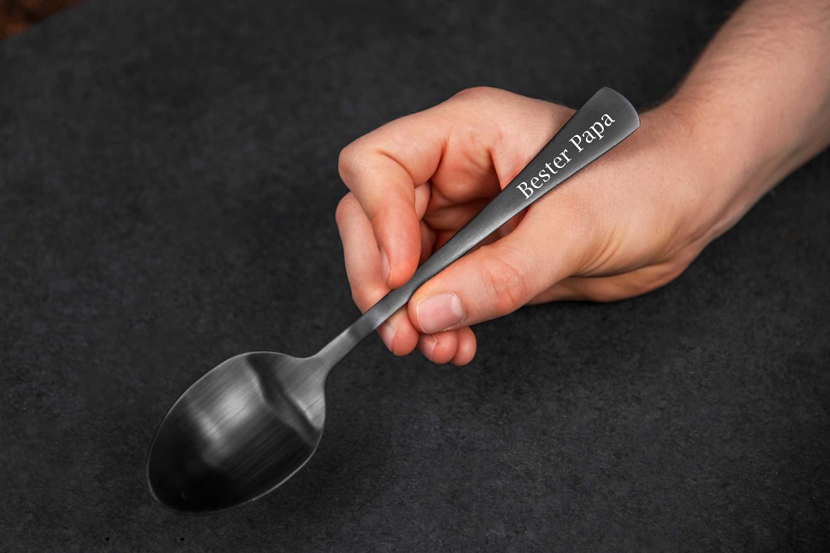 Personalisierter schwarz mattierter Esslöffel aus Edelstahl
