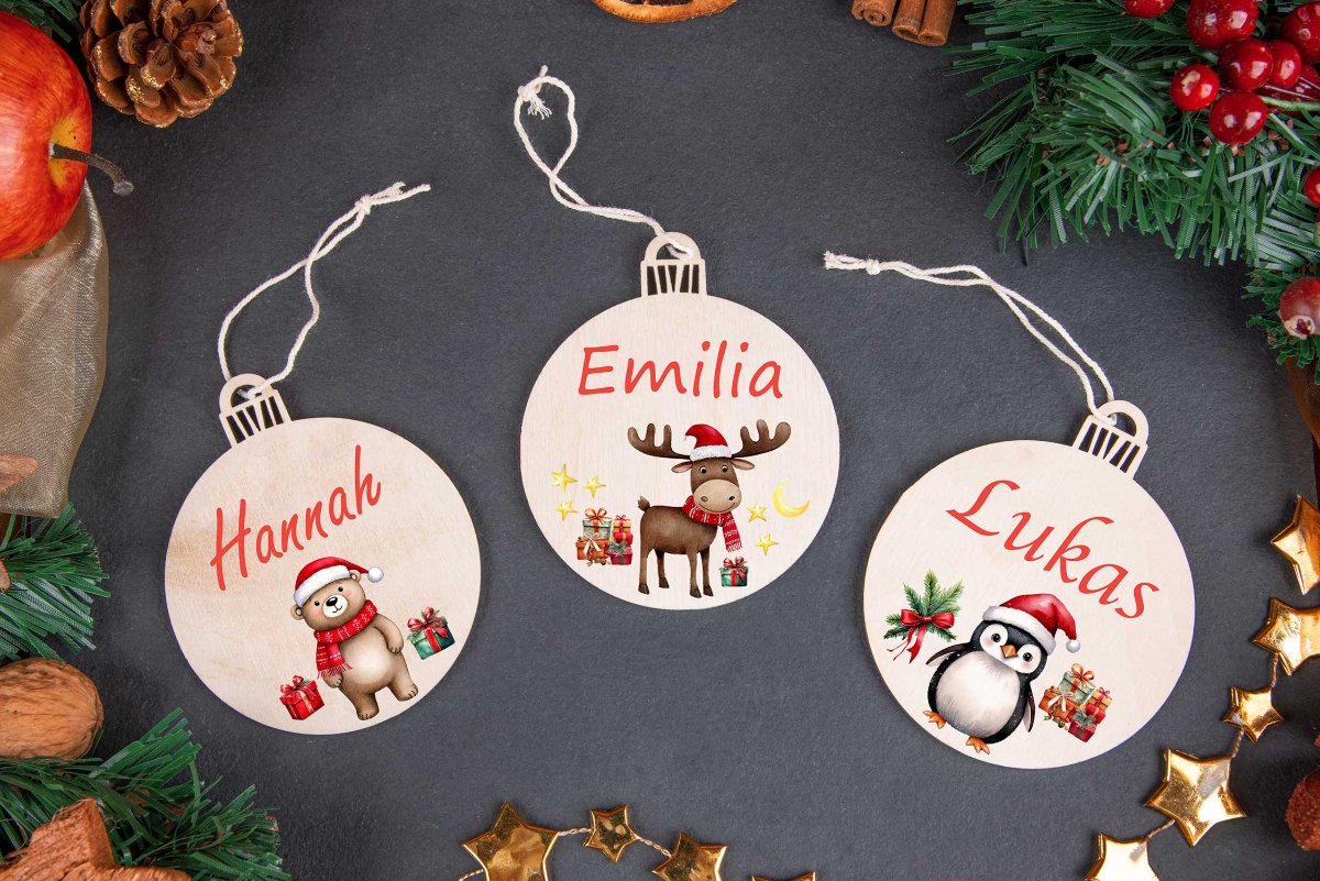 Weihnachtskugeln aus Holz mit Namen Christbaumschmuck bunt – diekreativwelt