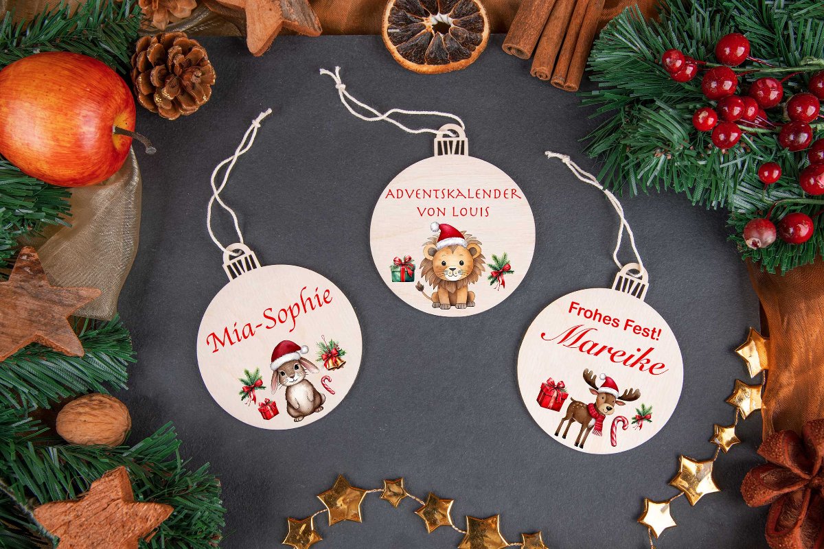 Weihnachtskugeln aus Holz mit Namen Christbaumschmuck bunt