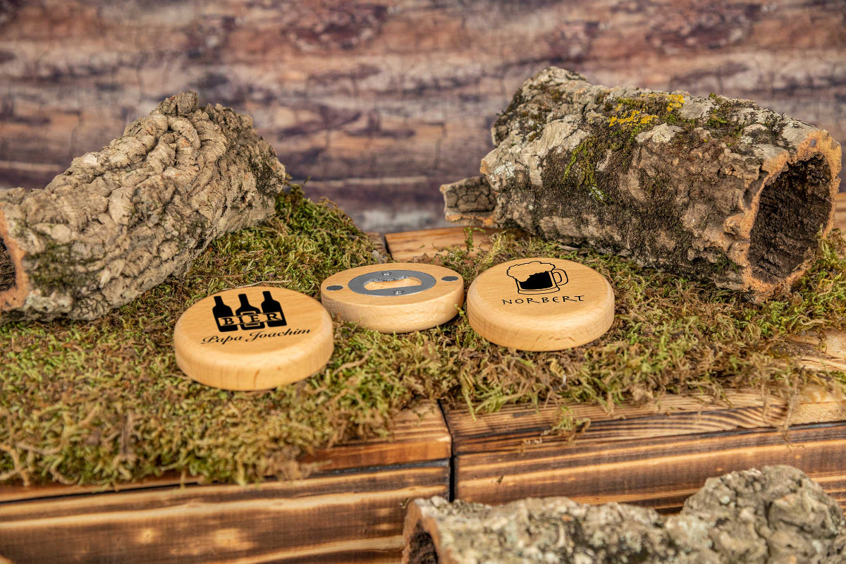 Runder Flaschenöffner personalisiert aus Buchenholz