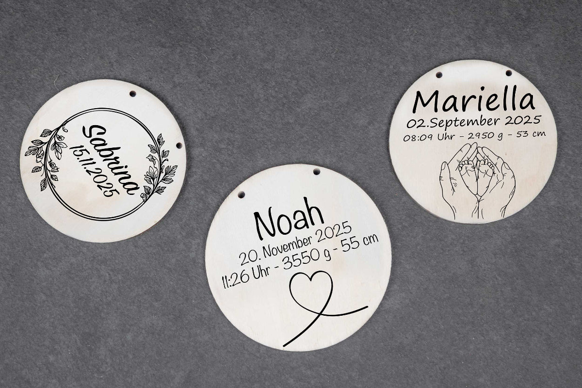 Namensschild mit Geburtsdaten aus Holz personalisiert als Gravur