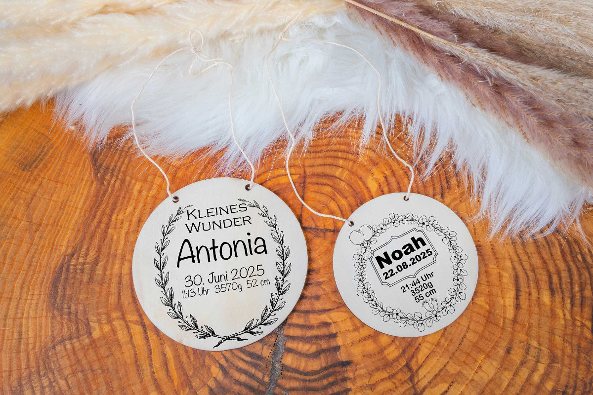 Namensschild mit Geburtsdaten aus Holz personalisiert als Gravur