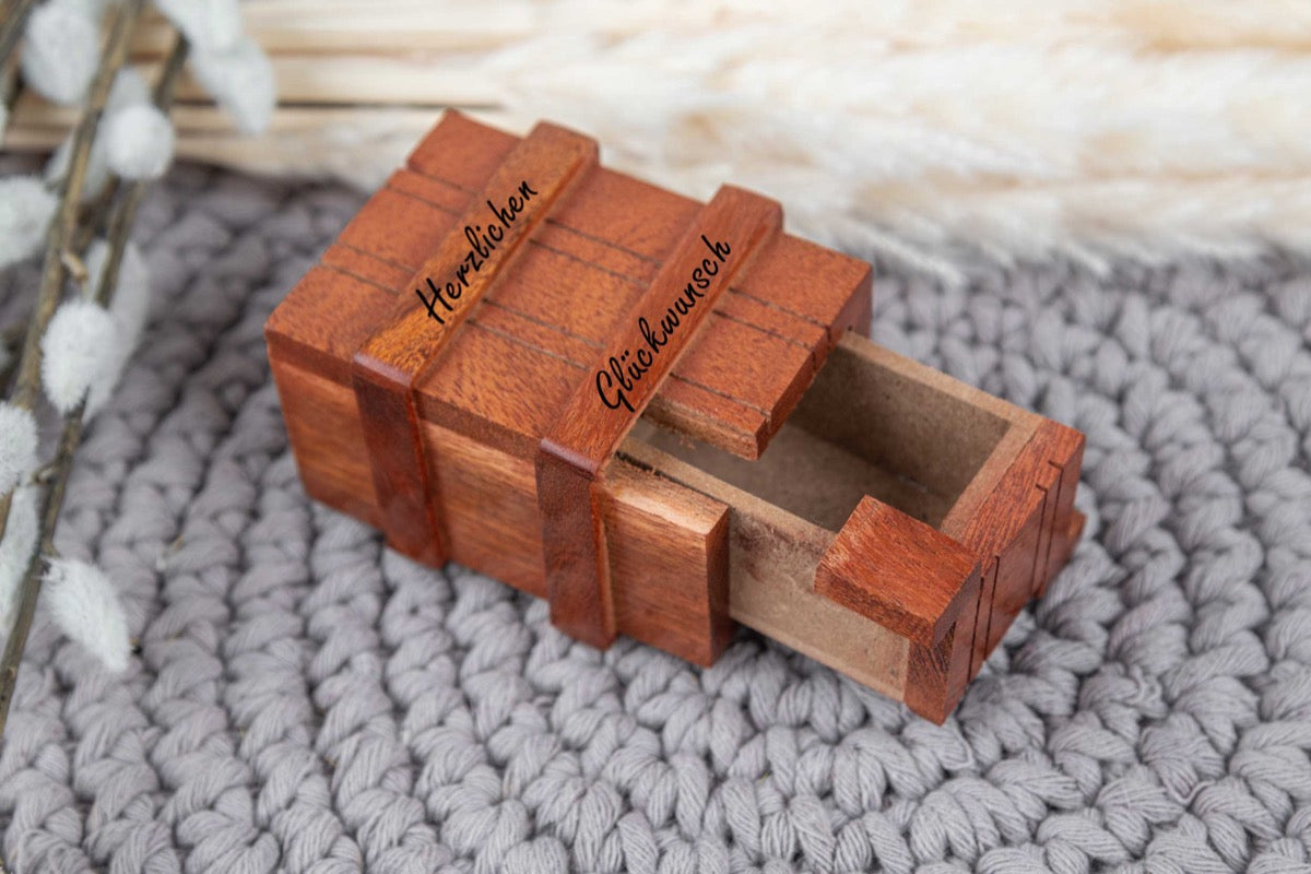Personalisierte Geschenkbox aus Holz mit Deiner Wunschgravur - Geheimbox - Rätselbox