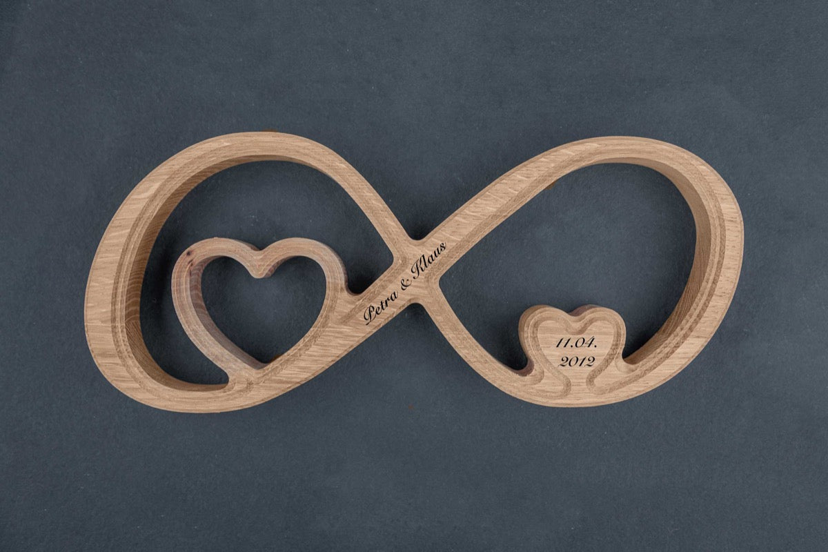 Personalisiertes Unendlichkeitszeichen mit Herzen und mit Gravur
