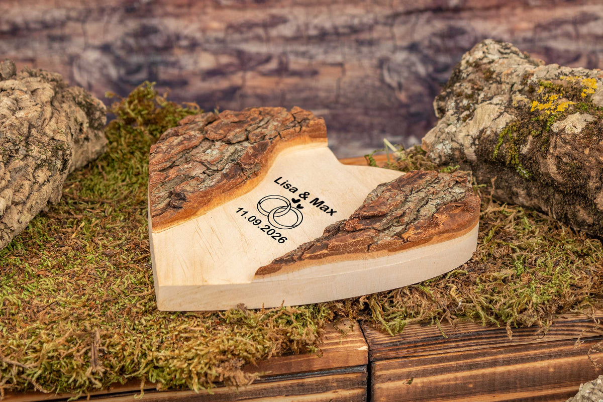 Personalisiertes Holz Herz rustikal mit Gravur und edler Rinde
