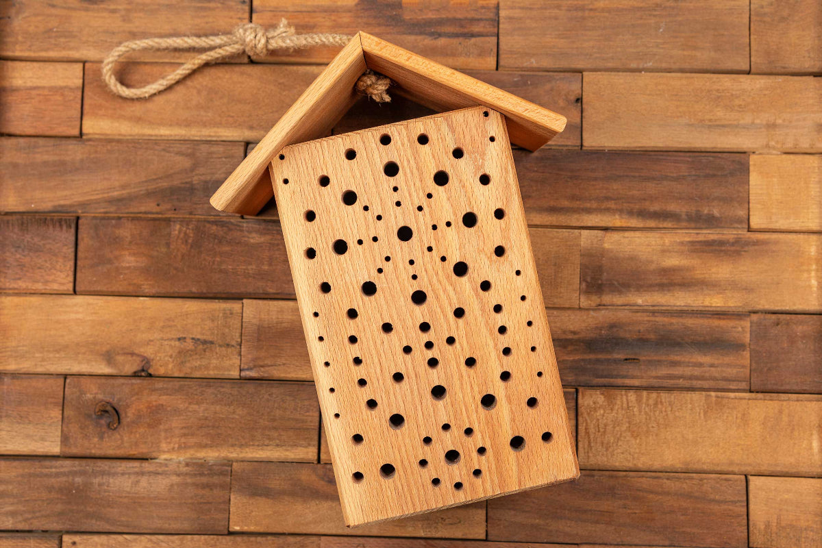 Insektenhotel personalisiert mit Gravur