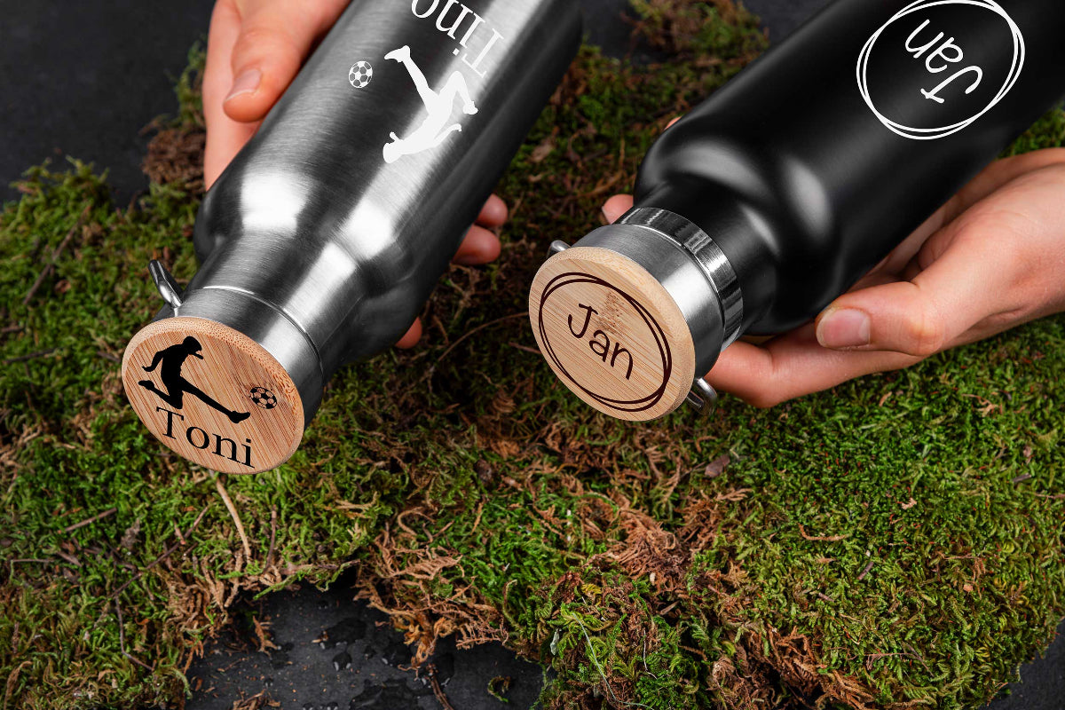 Personalisierte Edelstahl Trinkflasche mit Namen und Bambusdeckel