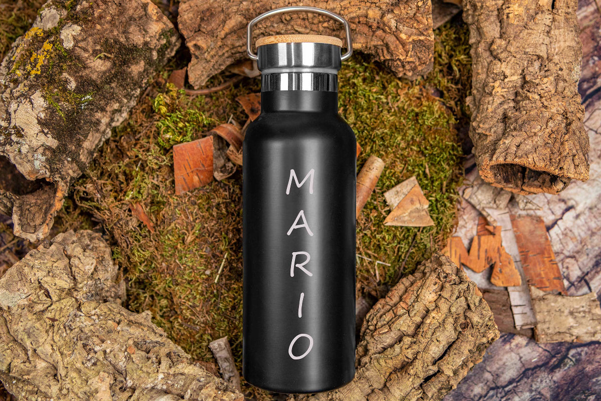 Personalisierte Edelstahl Trinkflasche mit Namen und Bambusdeckel