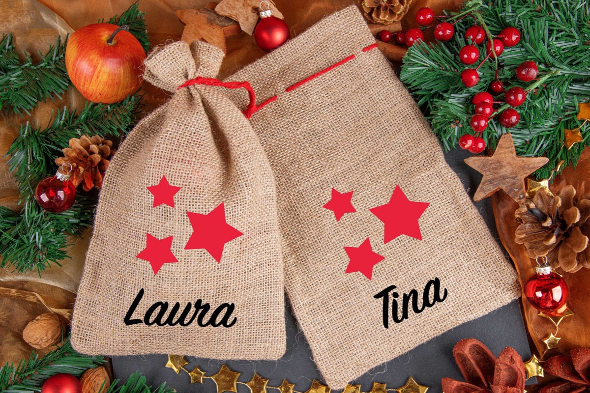 Personalisiertes Weihnachtssäckchen mit Namen aus Jute mit Sternen