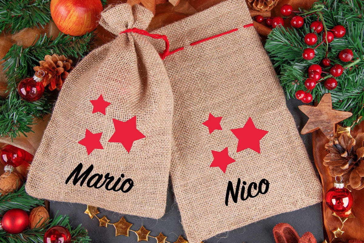 Personalisiertes Weihnachtssäckchen mit Namen aus Jute mit Sternen