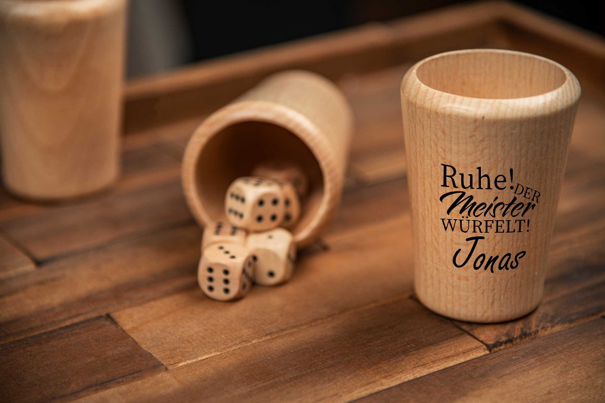 Würfelbecher aus Holz personalisiert