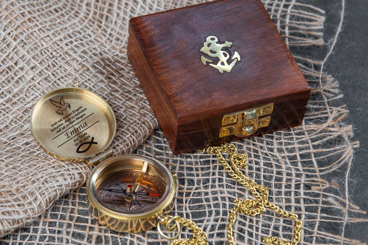 Personalisierter Kompass aus Messing mit Holzbox