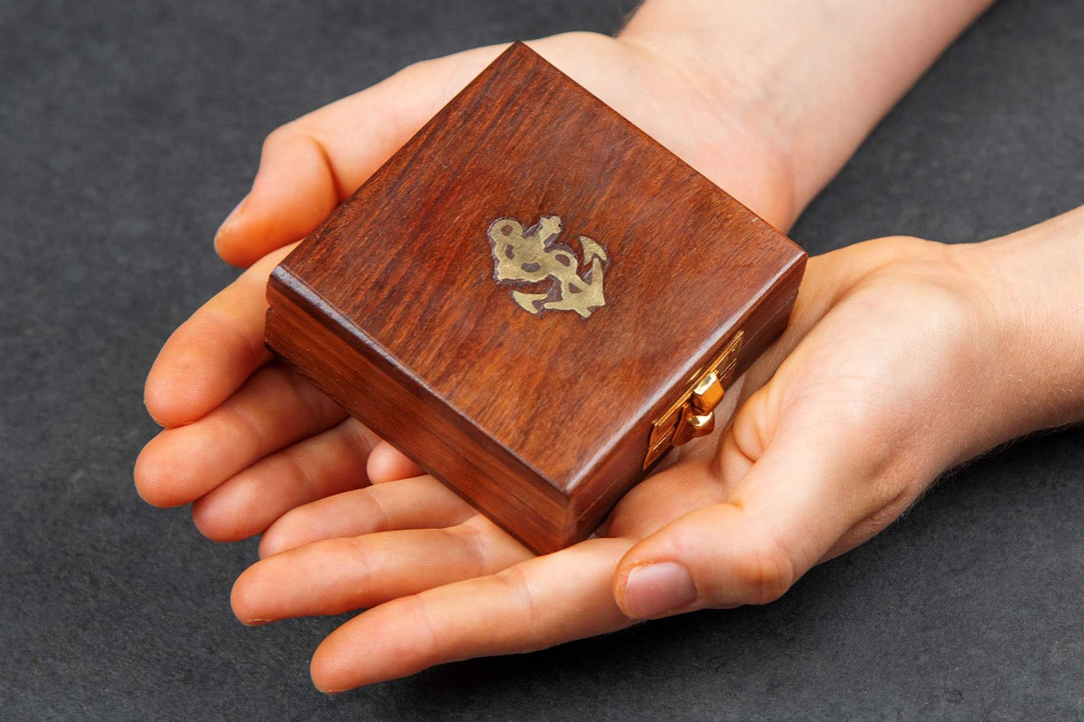 Personalisierter Kompass aus Messing mit Holzbox