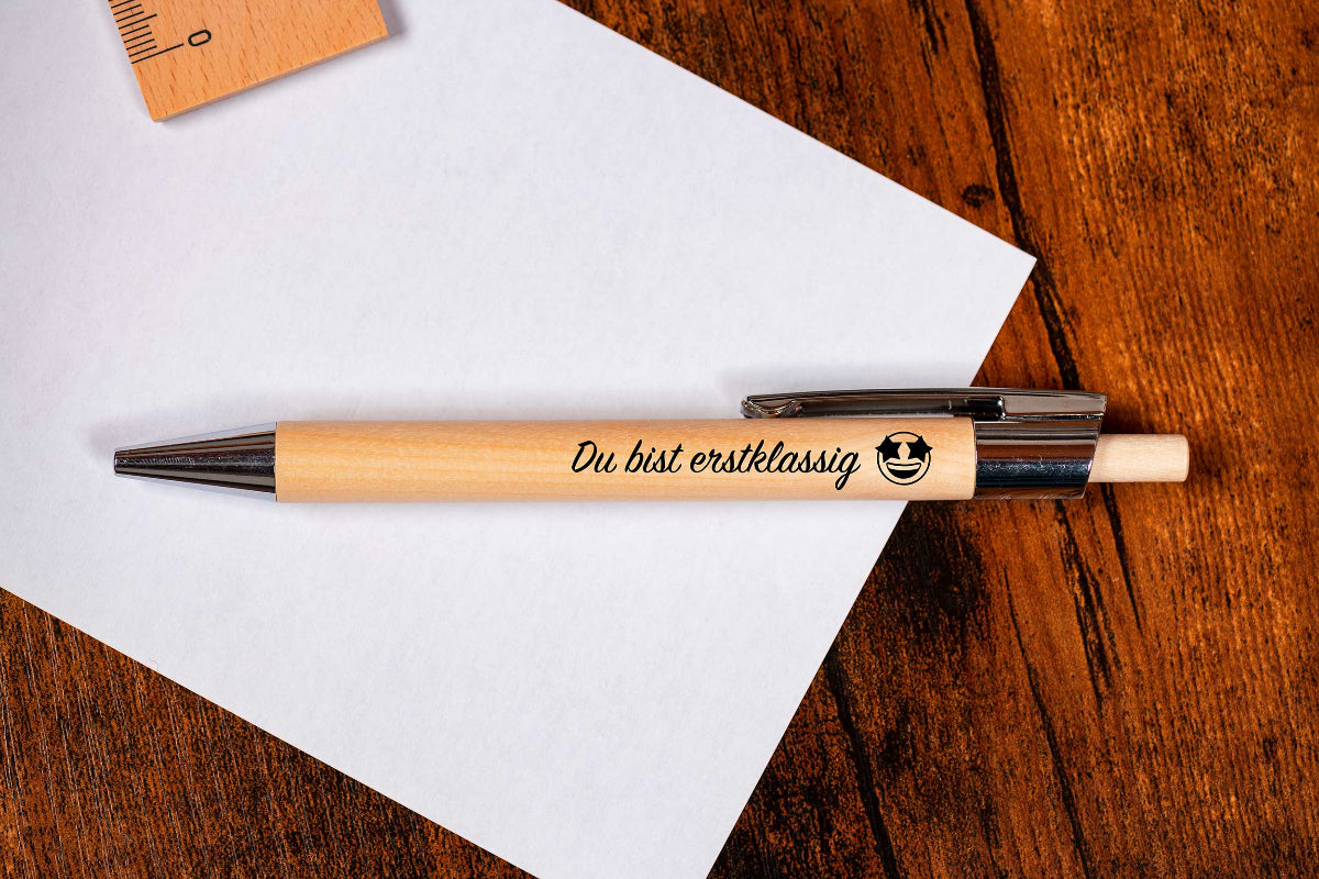 Holz-Kugelschreiber mit Namen personalisiert graviert aus Birkenholz