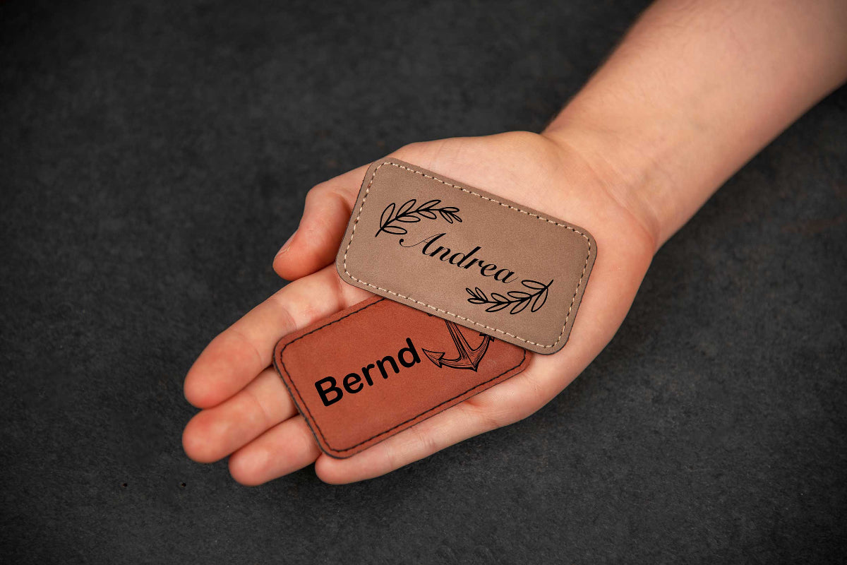 Namensschild Kunstleder mit Deiner Wunschgravur für Kleidung - Magnet personalisiert