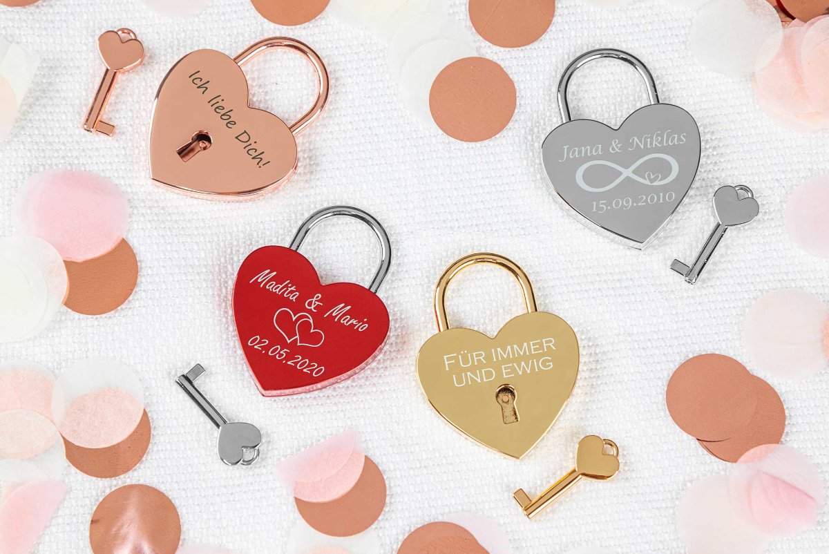 Liebesschloss mit Gravur personalisiert in Herzform in vier Farben
