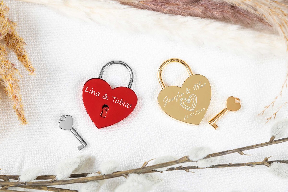 Liebesschloss mit Gravur personalisiert in Herzform in vier Farben