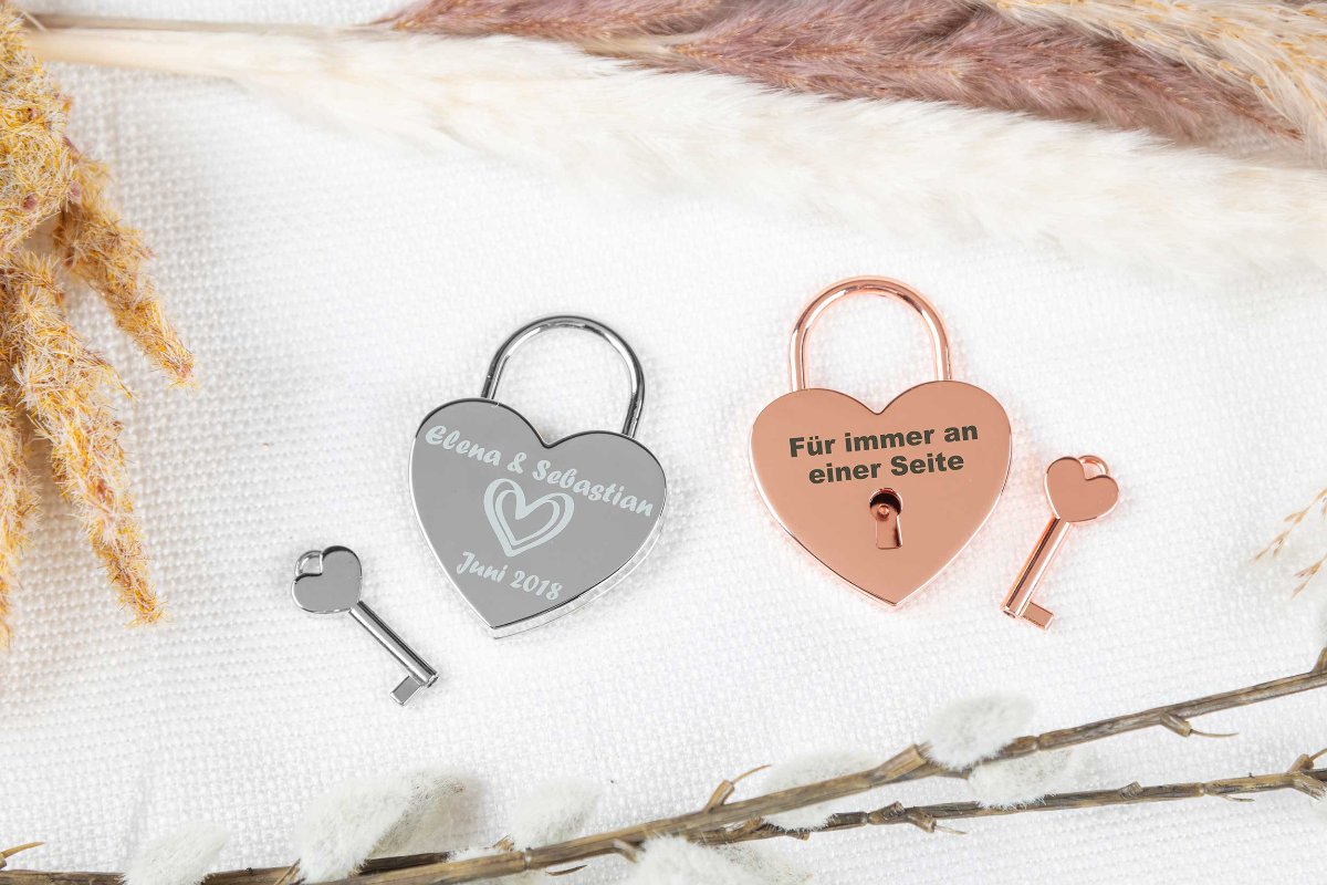Liebesschloss mit Gravur personalisiert in Herzform in vier Farben
