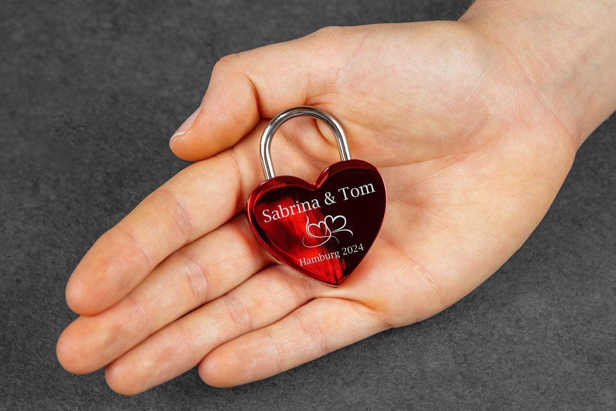 Liebesschloss mit Gravur personalisiert in Herzform in vier Farben