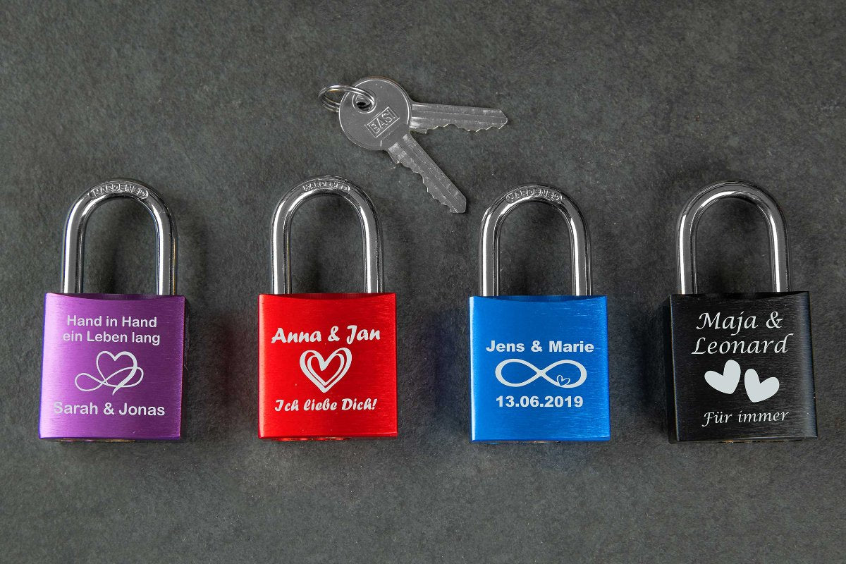 Liebesschloss mit Gravur personalisiert in vier Farben