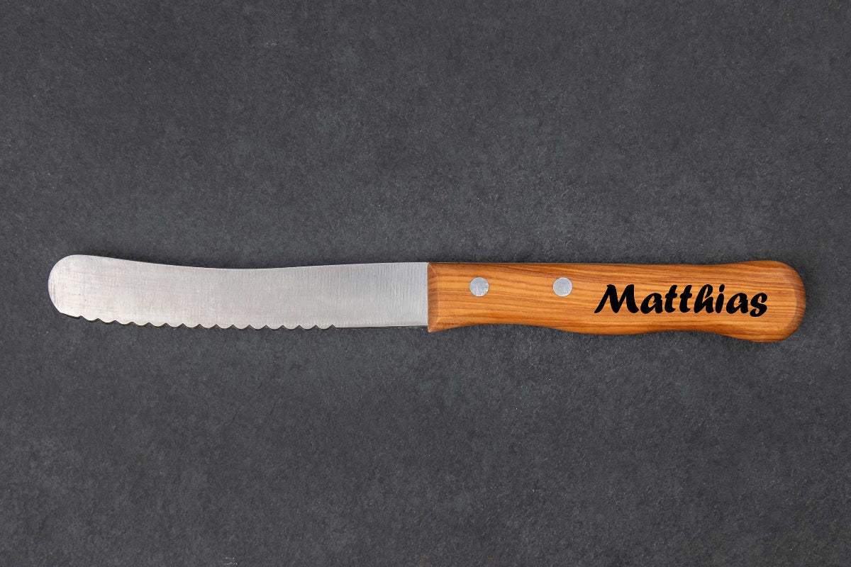 Frühstücksmesser personalisiert mit Gravur aus Olivenholz • Buckelsmesser