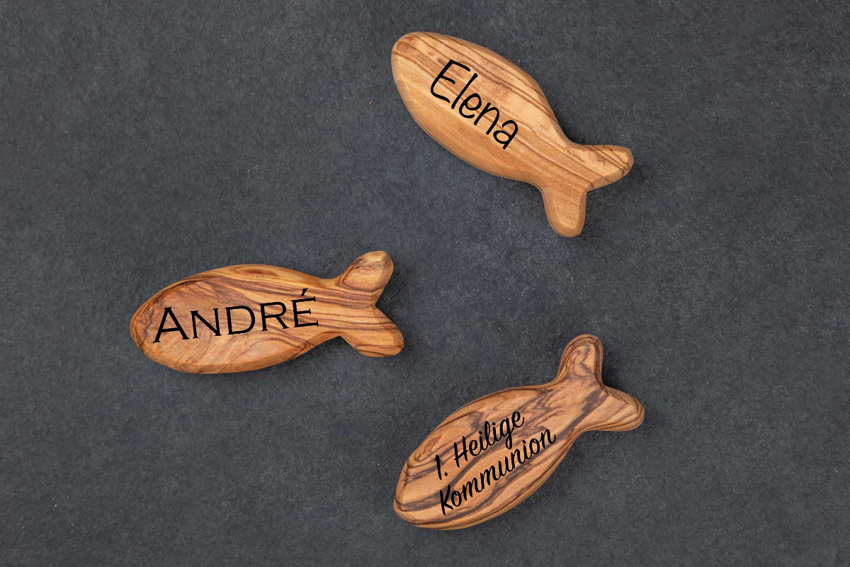 Handschmeichler Fisch personalisiert mit Namen aus Olivenholz - Taufgeschenk