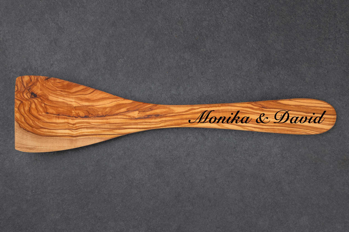 Olivenholz-Pfannenwender personalisiert mit Deiner Wunschgravur