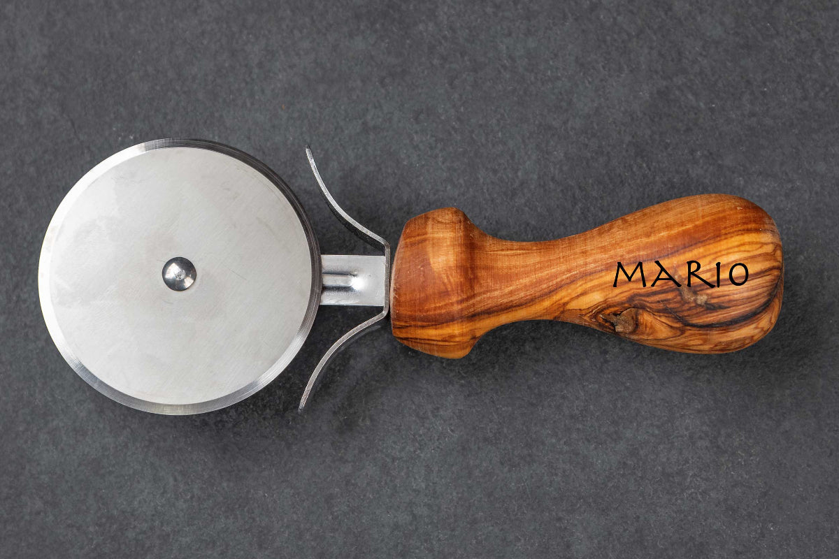 Olivenholz-Pizzaschneider personalisiert mit Gravur