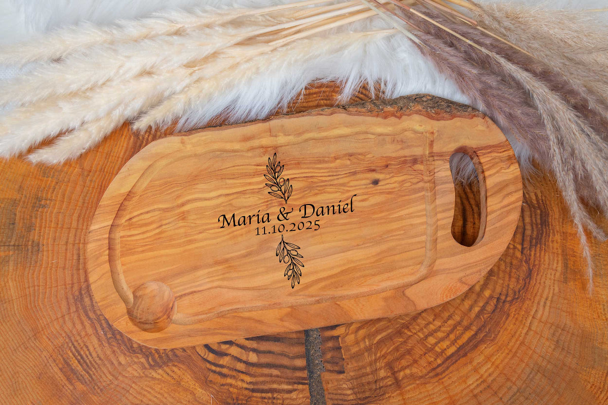 Schneidebrett aus Olivenholz mit vielen Motiven und Wunschgravur - Hochzeitsgeschenk