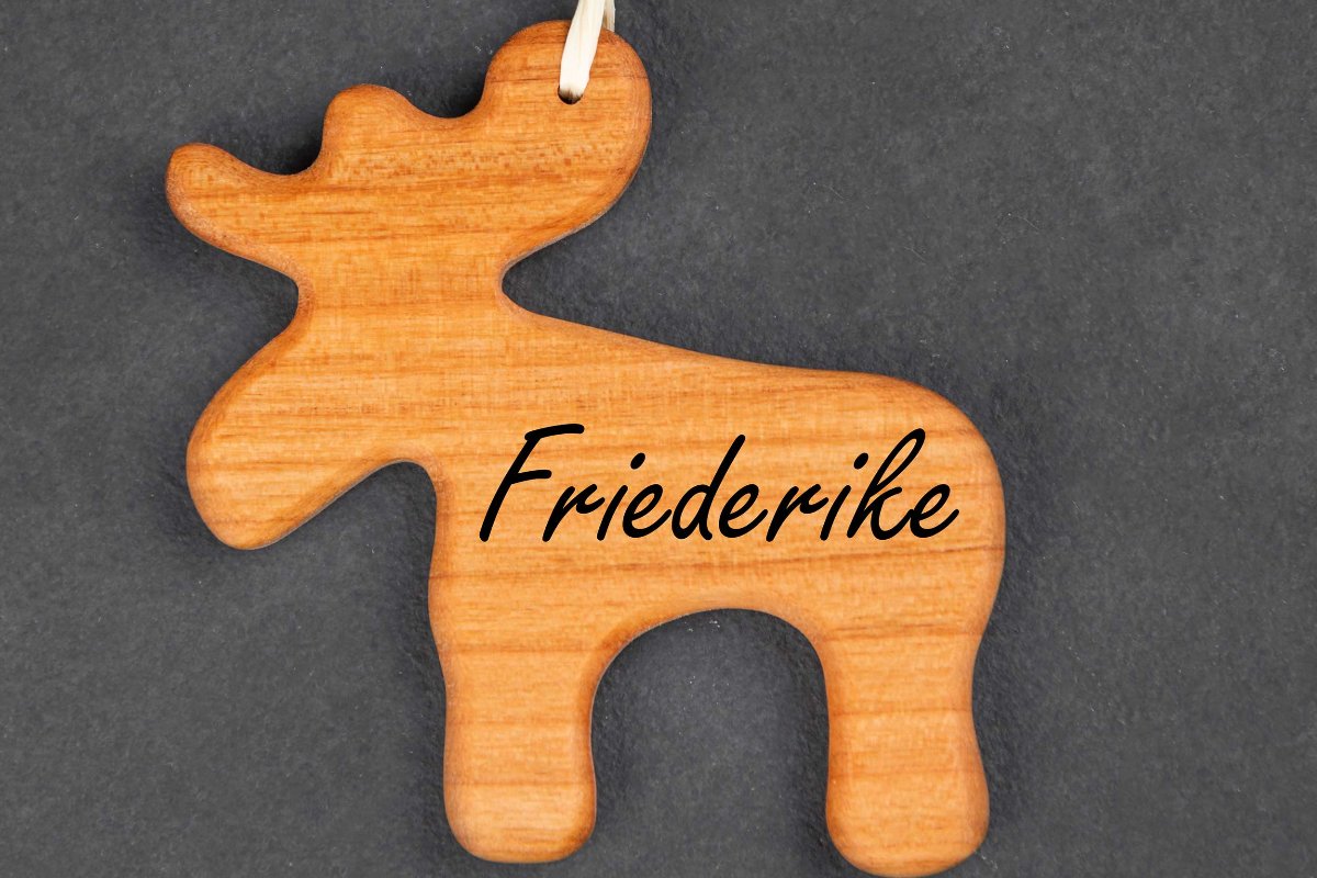 Premium Christbaumschmuck mit Namen personalisiert aus Kirschholz