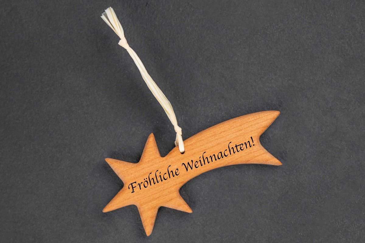 Premium Christbaumschmuck mit Namen personalisiert aus Kirschholz