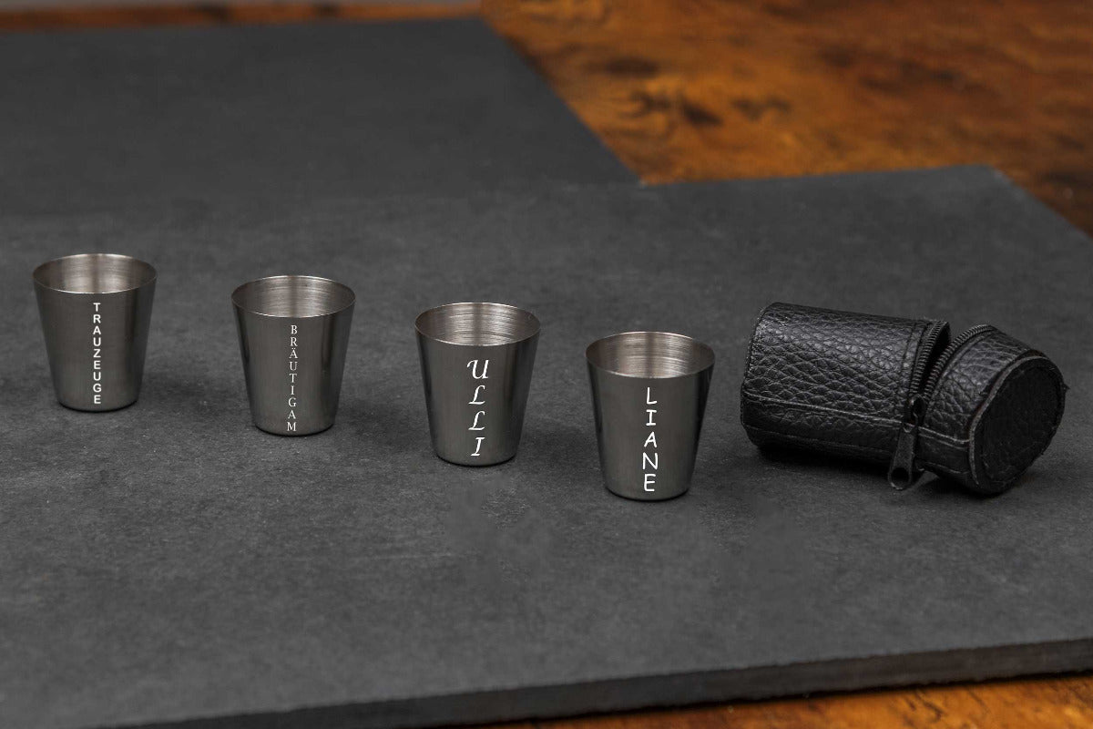 Personalisierte Schnapsbecher mit Gravur und Kunstlederetui im 4er Set