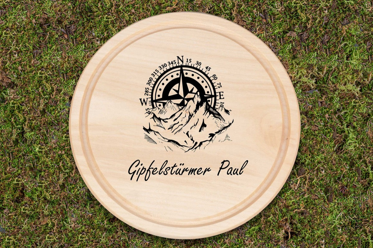 Personalisiertes Brotzeitbrett mit Namen und Bergmotiv und Kompass