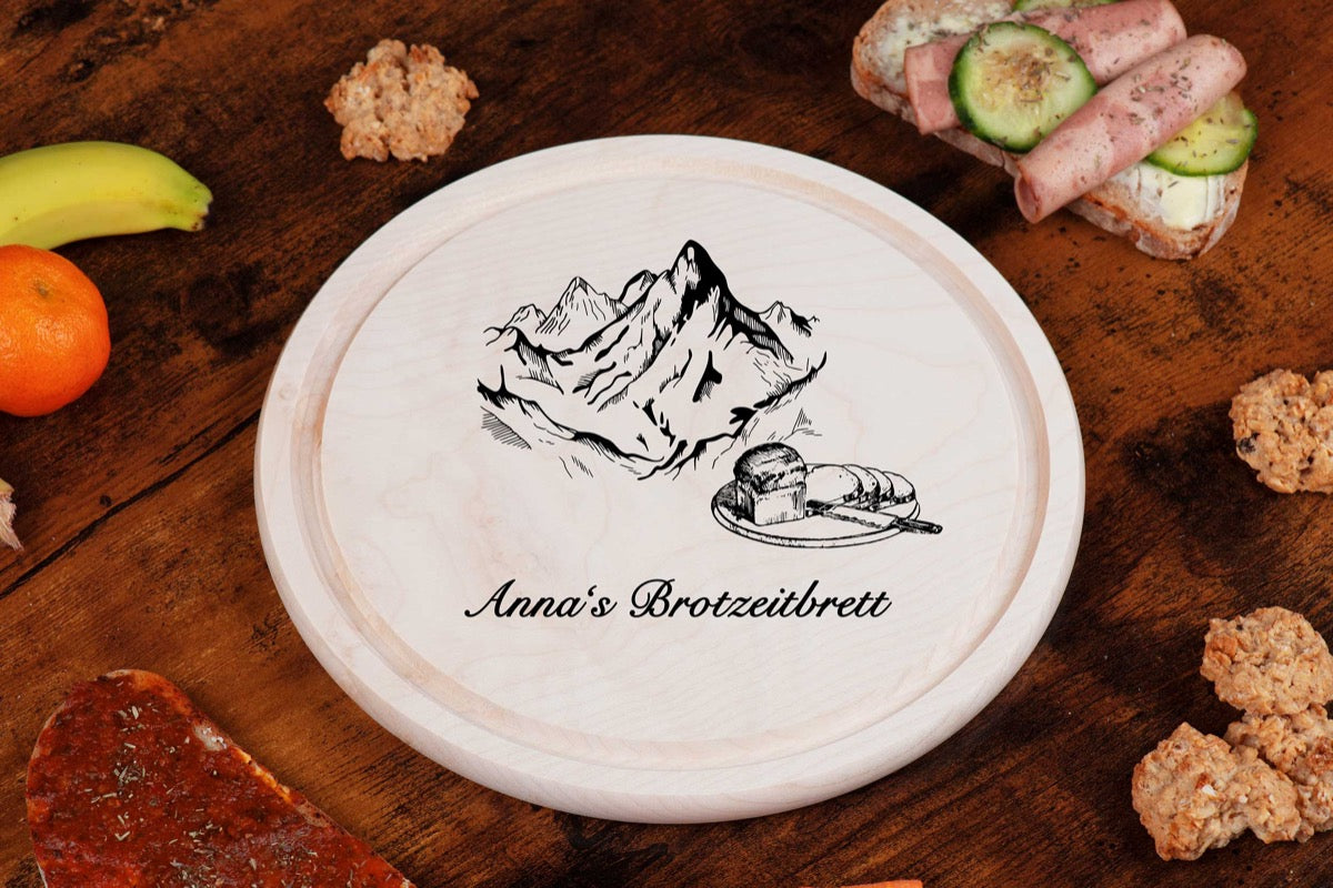Personalisiertes Brotzeitbrett mit Namen mit Bergen und Brot