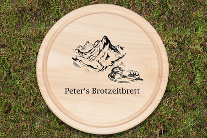 Personalisiertes Brotzeitbrett mit Namen mit Bergen und Brot