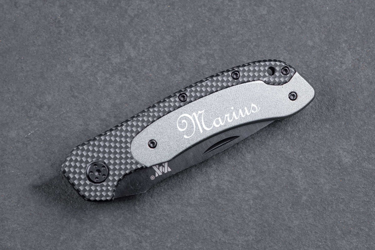 Personalisiertes Taschenmesser in Carbon-Optik