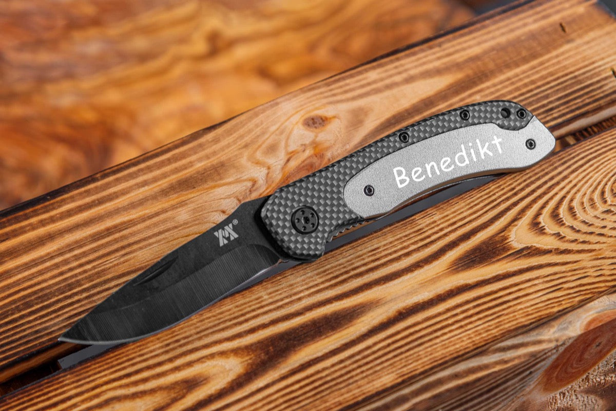 Personalisiertes Taschenmesser in Carbon-Optik