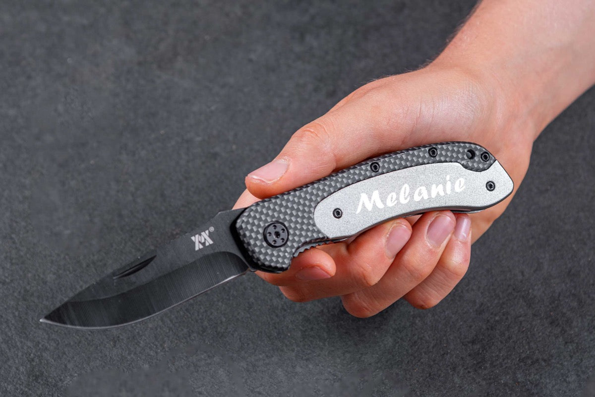 Personalisiertes Taschenmesser in Carbon-Optik