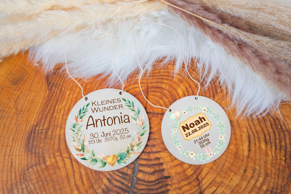 Namensschild mit Geburtsdaten aus Holz personalisiert