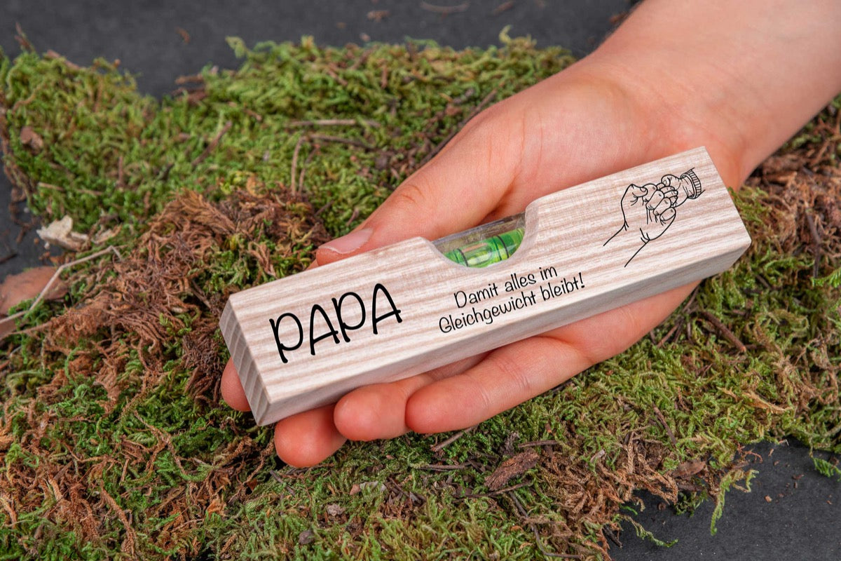 Personalisierte Wasserwaage mit Faust Motiv für Papa