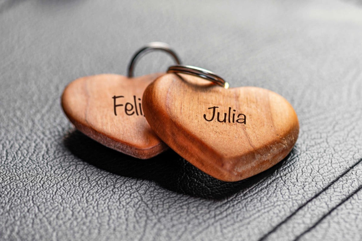Personalisierter Schlüsselanhänger in Herz-Form