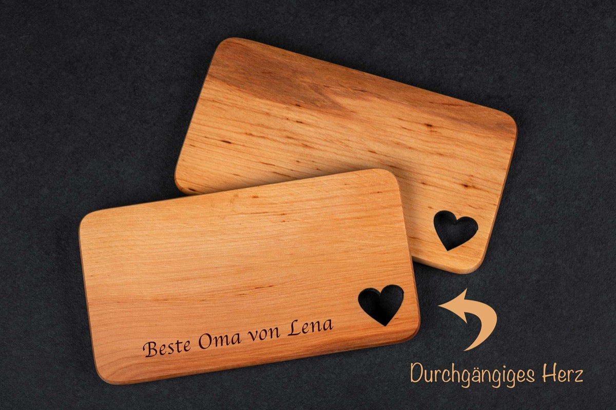 Kleines Schneidebrett personalisiert mit Wunschgravur - Brotzeitbrett mit Herz